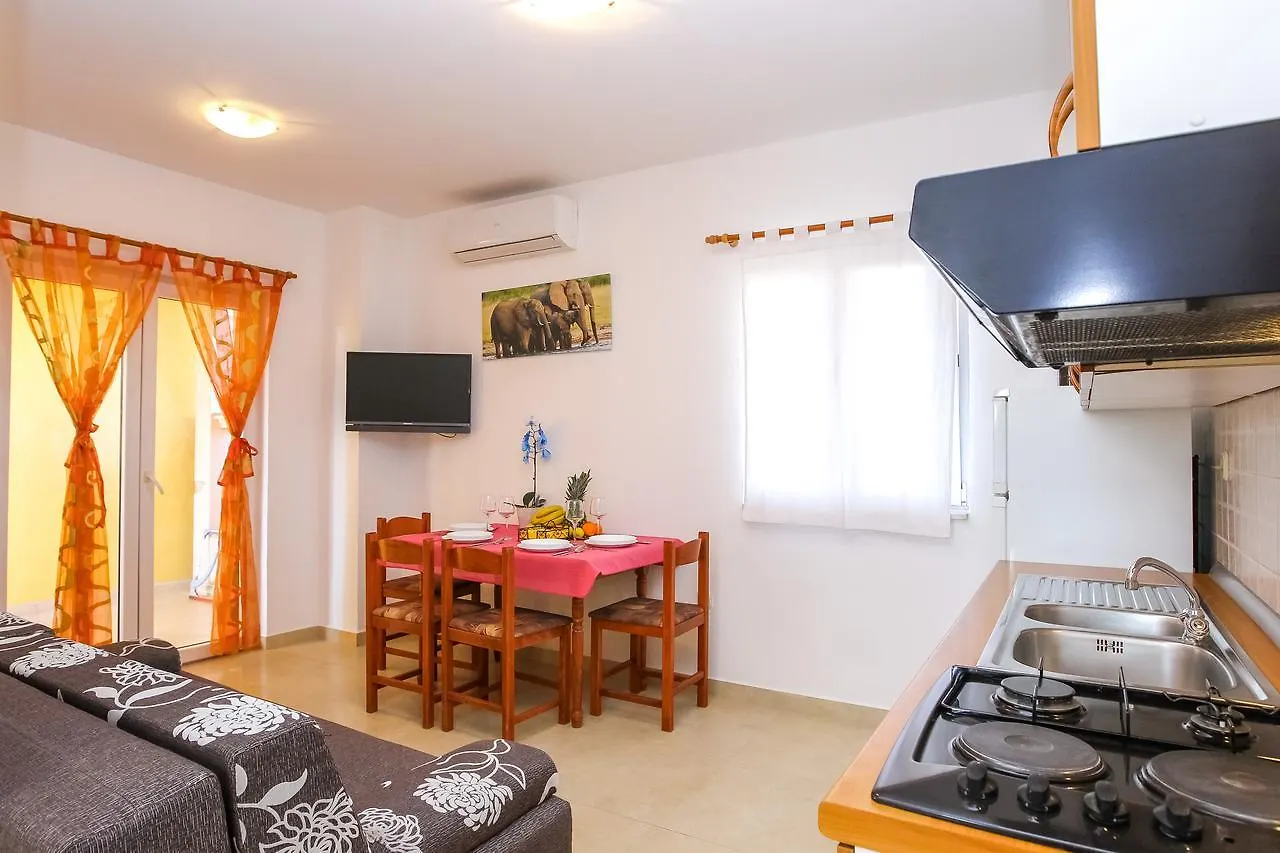 Apartments Martina Pakostane