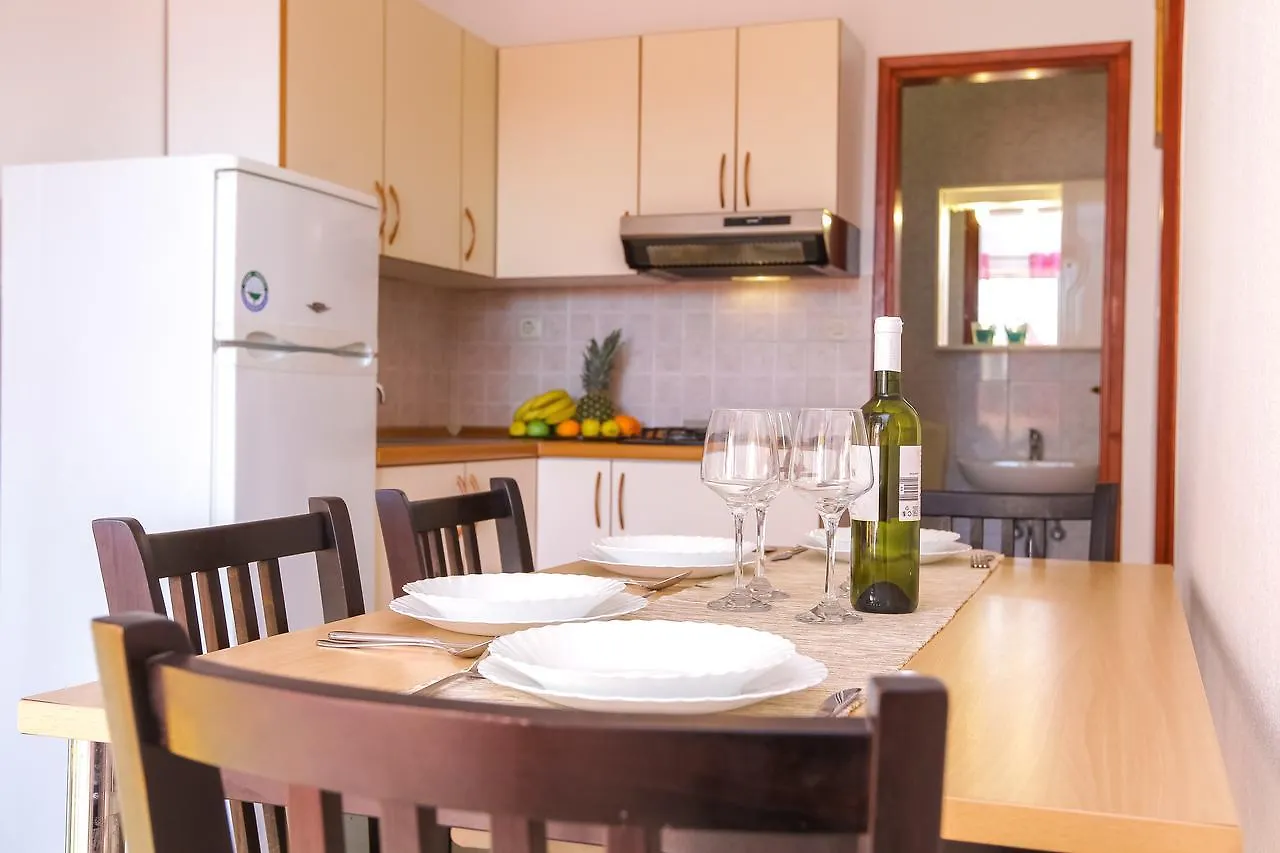باكوشتاني Apartments Martina