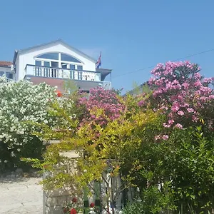 Oleander In Apartman